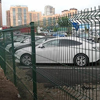 Parking z ogrodzeniem panelowym