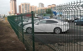 Parking z ogrodzeniem panelowym