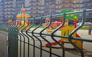 Plac zabaw z ogrodzeniem panelowym