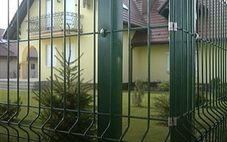 Prywatna działka z ogrodzeniem panelowym