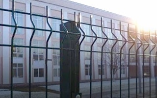 Instytucja publiczna z ogrodzeniem panelowym