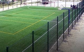 Obiekt sportowy z ogrodzeniem panelowym